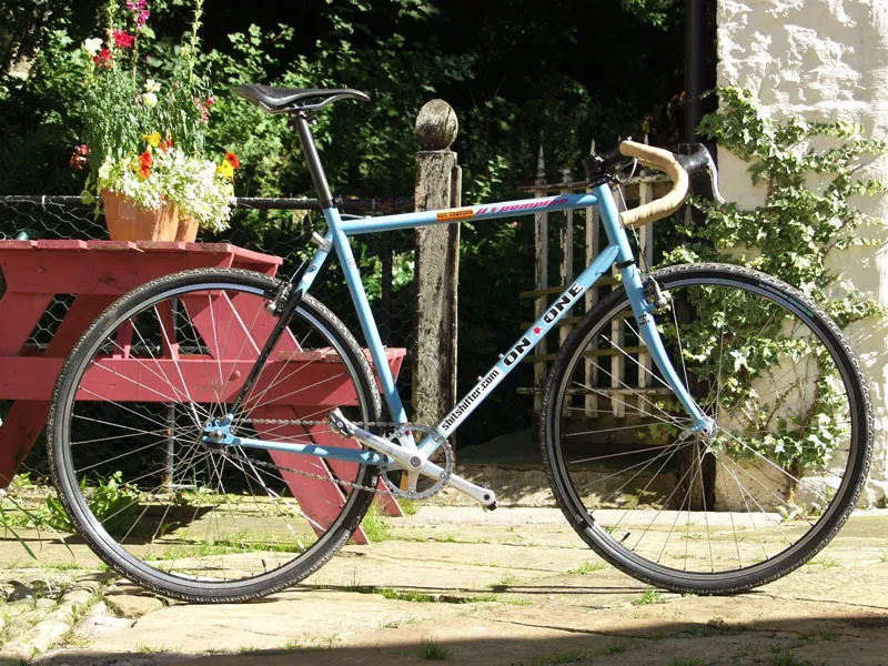 Cycling scene illustrating how to choose the right bicycle in the uk