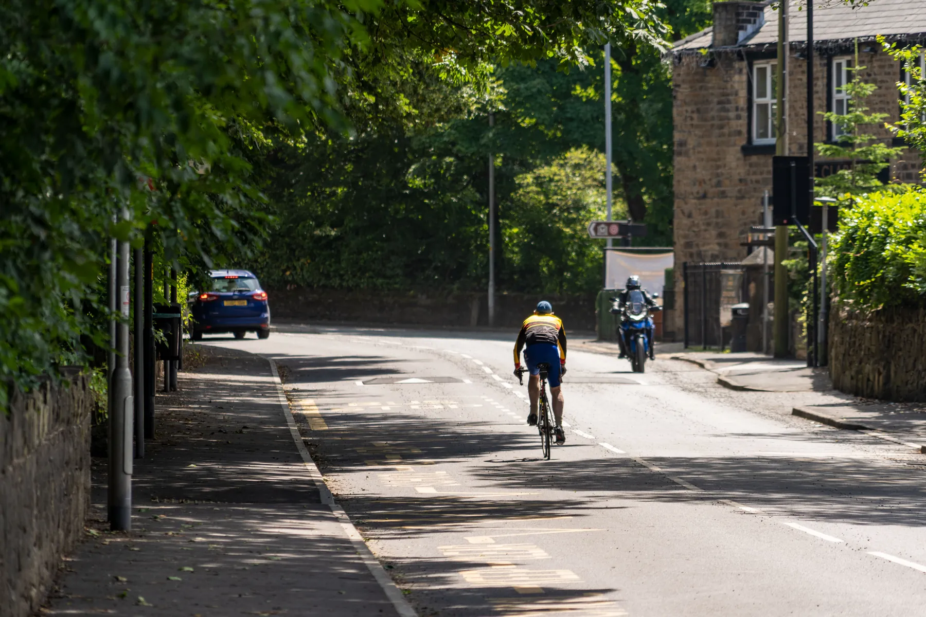 Cycling scene illustrating road bike buying guide for everyday uk riders